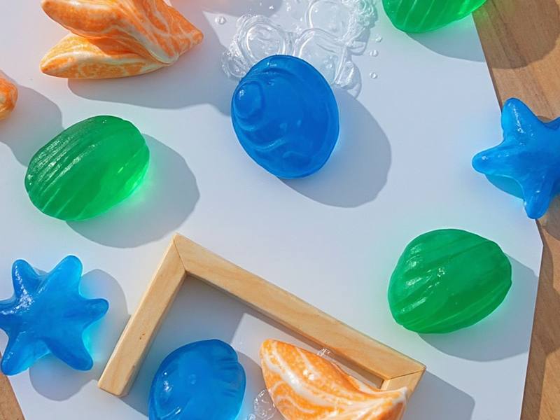 Manualidades marinas en familia con conchas y arenas decorativas